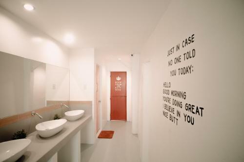 Murals Hostel And Cafe
