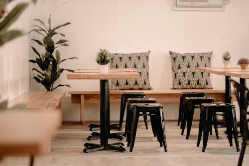 Murals Hostel And Cafe