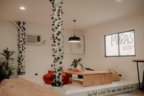 Murals Hostel And Cafe