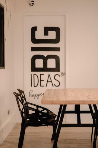Murals Hostel And Cafe