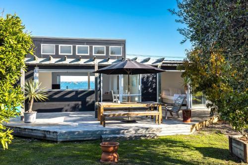 Villa Driftwood Beach House With Spa Pool - Absolute Beachfront!