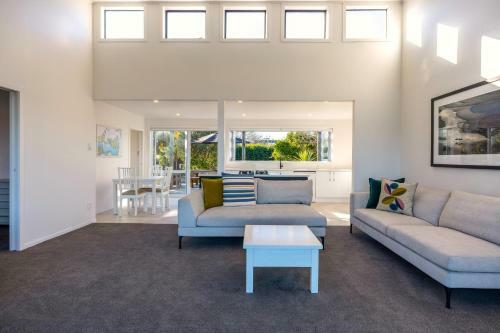 Villa Driftwood Beach House With Spa Pool - Absolute Beachfront!