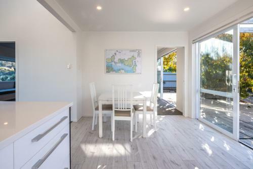 Villa Driftwood Beach House With Spa Pool - Absolute Beachfront!