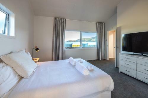 Villa Driftwood Beach House With Spa Pool - Absolute Beachfront!