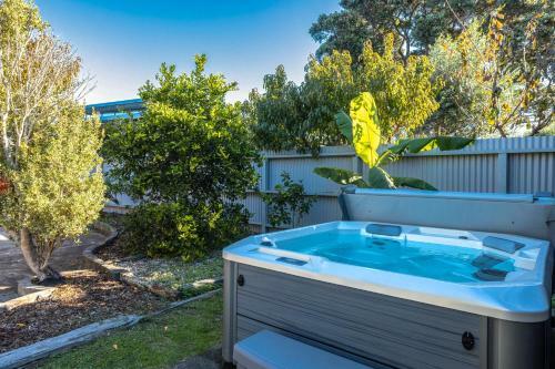 Villa Driftwood Beach House With Spa Pool - Absolute Beachfront!