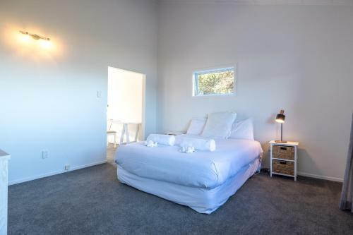 Villa Driftwood Beach House With Spa Pool - Absolute Beachfront!