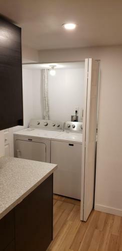Cheerful 1 Bedroom Basement Apartment With Free Parking