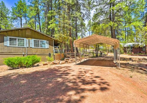 Family-friendly Pine Cabin With Yard And Grill!