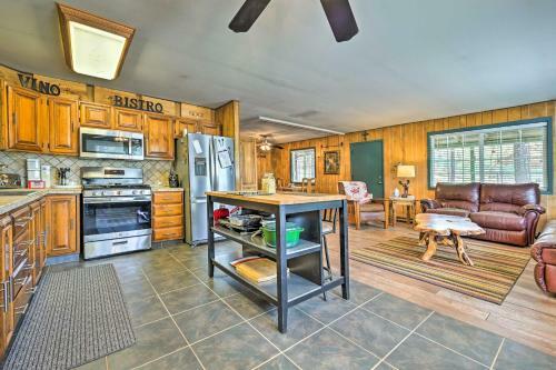 Family-friendly Pine Cabin With Yard And Grill!