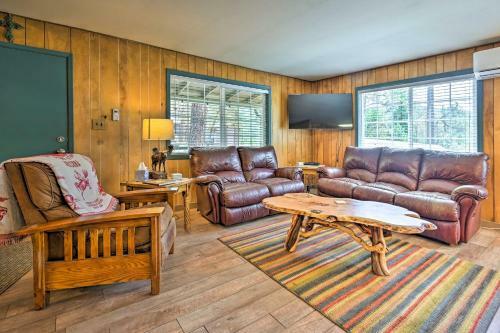Family-friendly Pine Cabin With Yard And Grill!