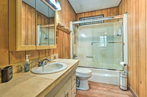 Family-friendly Pine Cabin With Yard And Grill!