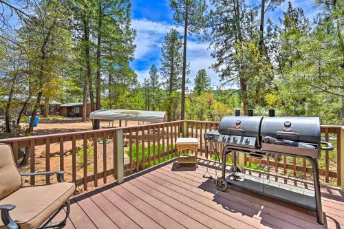 Family-friendly Pine Cabin With Yard And Grill!