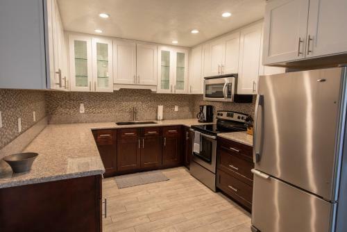 Modern 2 Br Townhouse With Private Pool