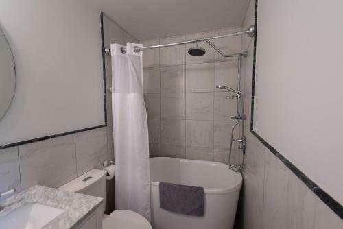 Modern 2 Br Townhouse With Private Pool