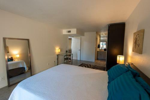Modern 2 Br Townhouse With Private Pool