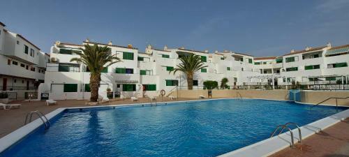 Immaculate 1-bed Apartment In Arona E308