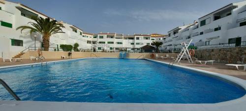 Immaculate 1-bed Apartment In Arona E308