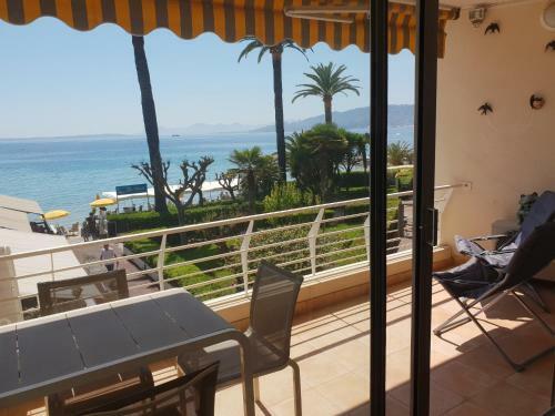 Eden Beach Waterfront Apartment