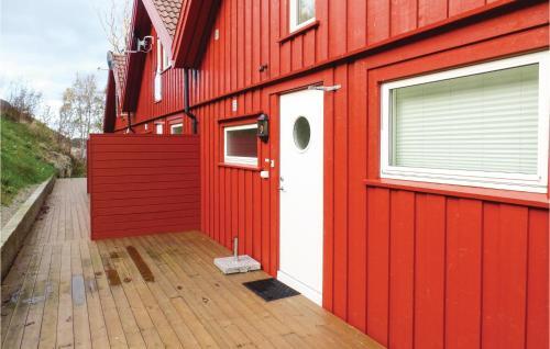 Three-bedroom Apartment In Lindesnes