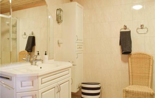 Four-bedroom Holiday Home In Hervik