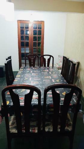Casa No Per�, Bem Pr�ximo Das Praias E Shopping.