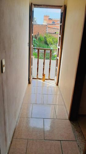 Casa No Per�, Bem Pr�ximo Das Praias E Shopping.