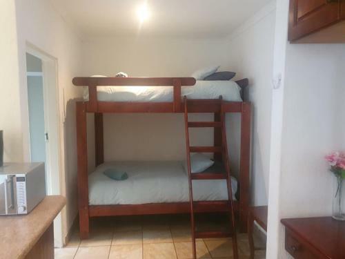 Hostal D & H Guesthouse