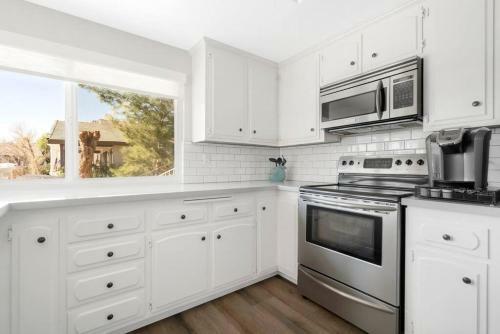 Chic Lakefront Cottage