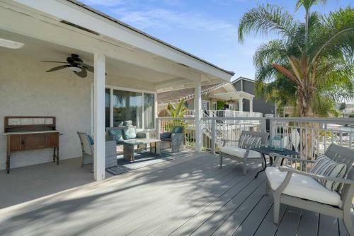 Chic Lakefront Cottage