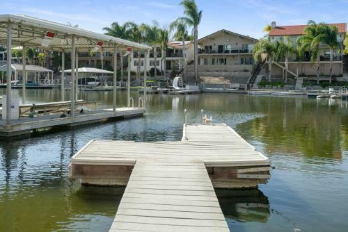 Chic Lakefront Cottage