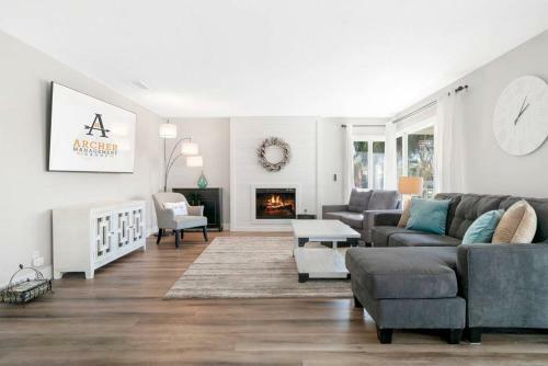 Chic Lakefront Cottage