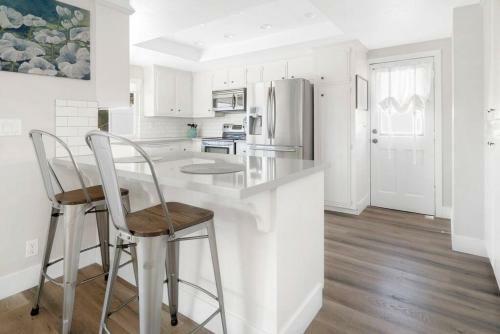 Chic Lakefront Cottage
