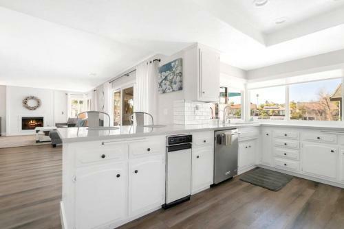 Chic Lakefront Cottage