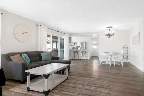 Chic Lakefront Cottage