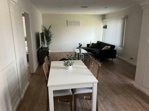 Villa Cheerful 2-bedroom Home - Free Parking On Premises