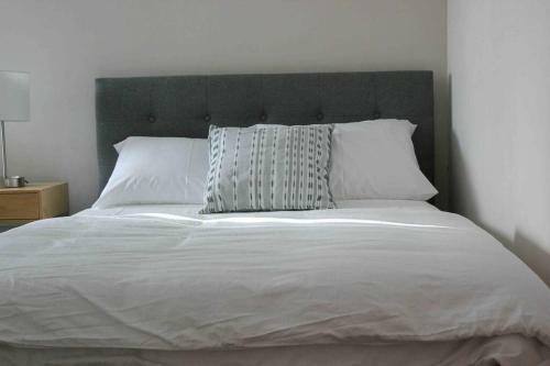 Villa Cheerful 2-bedroom Home - Free Parking On Premises