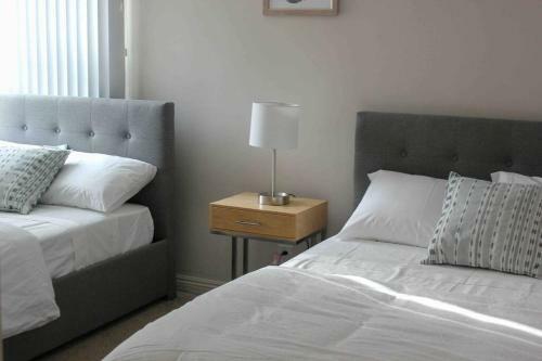 Villa Cheerful 2-bedroom Home - Free Parking On Premises