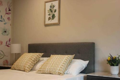Villa Cheerful 2-bedroom Home - Free Parking On Premises
