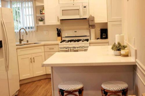 Villa Cheerful 2-bedroom Home - Free Parking On Premises