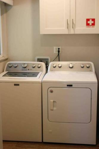 Villa Cheerful 2-bedroom Home - Free Parking On Premises