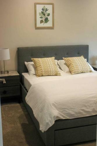 Villa Cheerful 2-bedroom Home - Free Parking On Premises