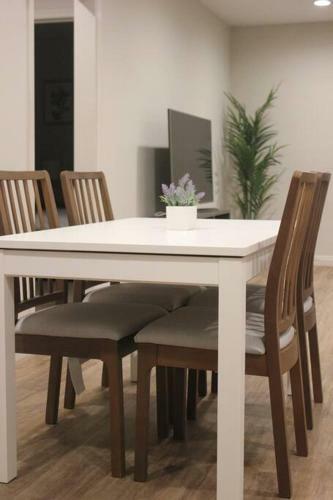 Villa Cheerful 2-bedroom Home - Free Parking On Premises