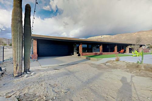 Saguaro Gardens Desert Retreat