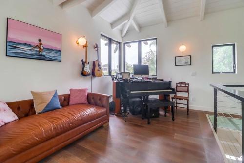 1155 Hymettus Ave Home