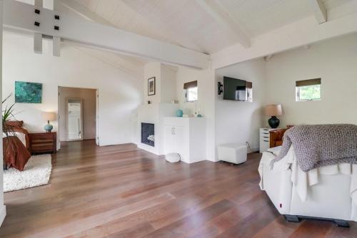 1155 Hymettus Ave Home