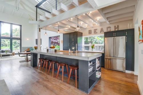 1155 Hymettus Ave Home