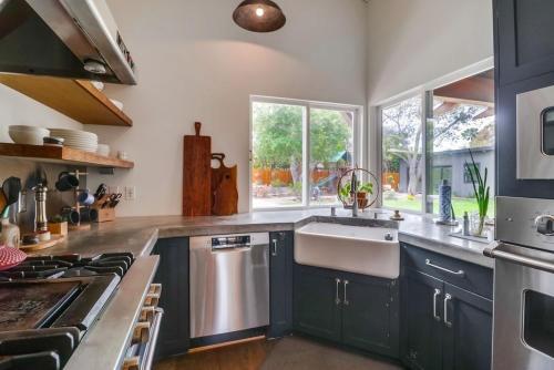 1155 Hymettus Ave Home