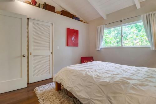 1155 Hymettus Ave Home