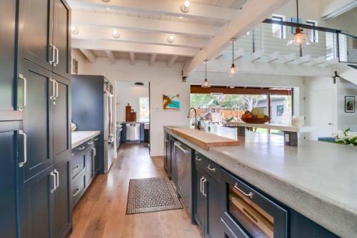 1155 Hymettus Ave Home