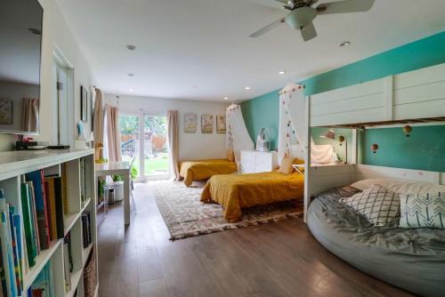 1155 Hymettus Ave Home